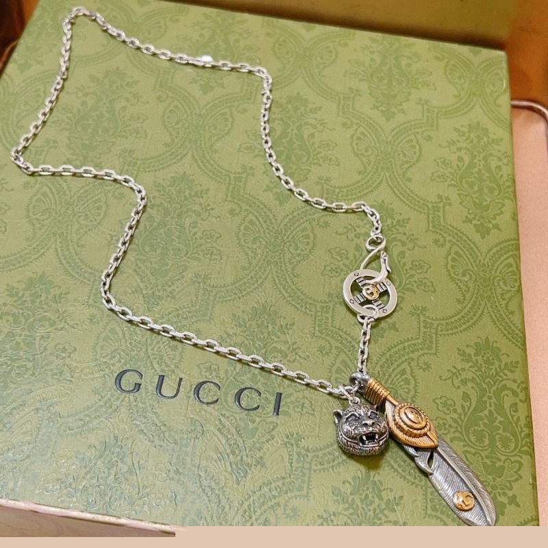 G*u*i necklaces